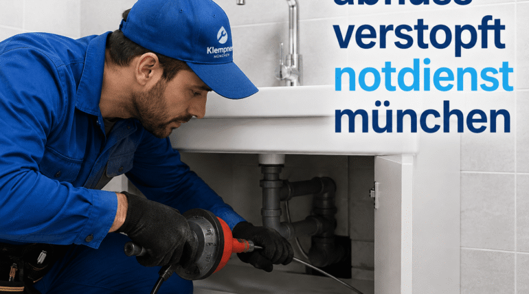 Sanitärtechniker bei der professionellen Rohrreinigung in einem Badezimmer.