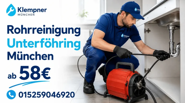 Klempner bei der professionellen Reinigung eines Abflussrohrs in einer Küche.
