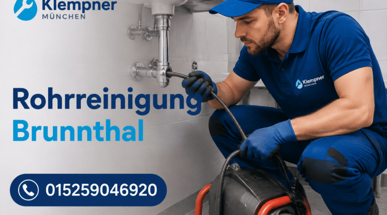 Fachkraft bei professioneller Rohrreinigung mit Werkzeug im Einsatz.