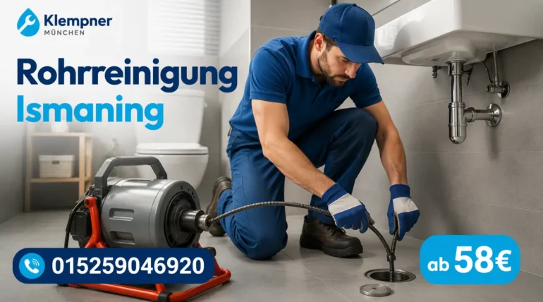 Klempner bei der professionellen Rohrreinigung im Badezimmer