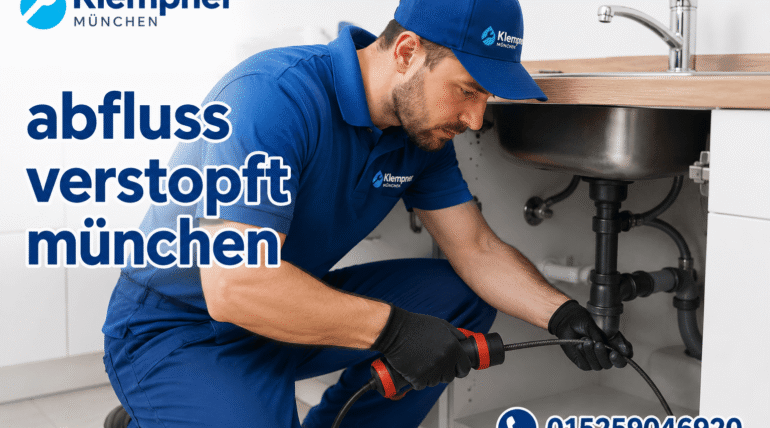 Rohrreinigung durch professionellen Klempner in einer Küche