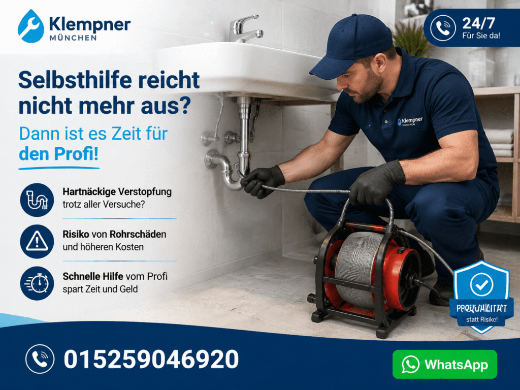 Fachmann bei der professionellen Rohrreinigung im Badezimmer