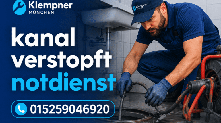 Professioneller Klempner bei der Rohrreinigung in München