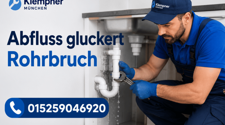 Sanitärtechniker bei der Reparatur eines undichten Abflussrohrs in München