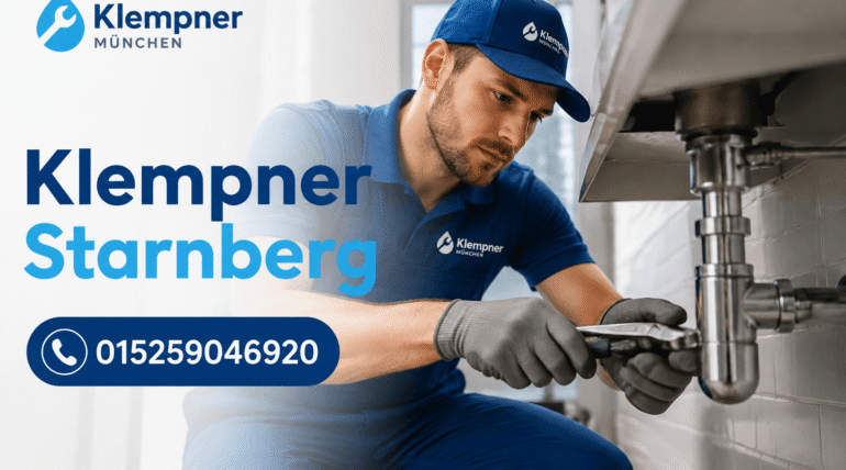 Professioneller Installateur bei der Reparatur eines Wasserrohrs in einer modernen Küche