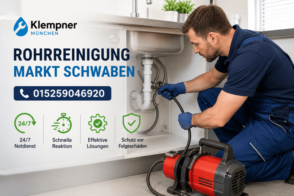 Klempner bei der professionellen Rohrreinigung unter einem Spülbecken.