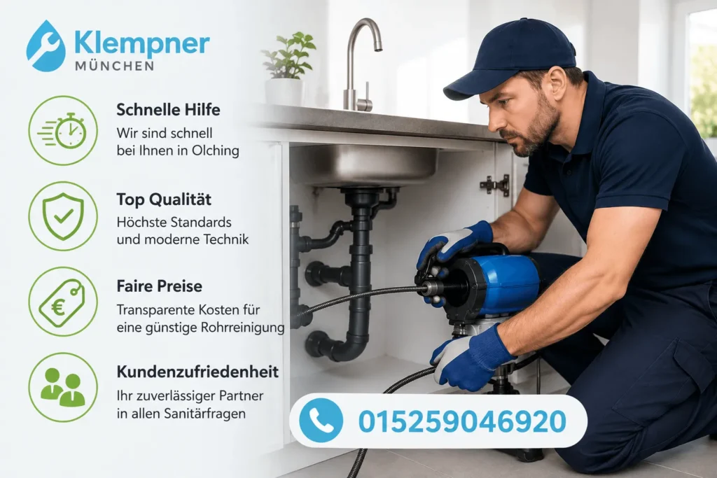 Klempner bei der Rohrreinigung unter einem Spülbecken