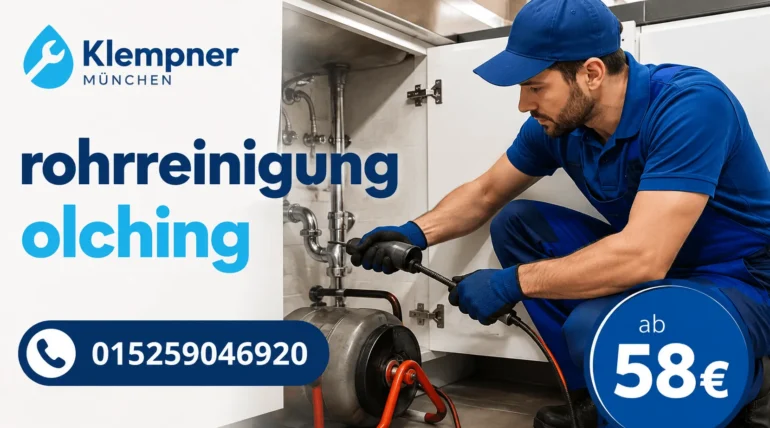Professioneller Klempner bei der Reinigung eines verstopften Abflusses.