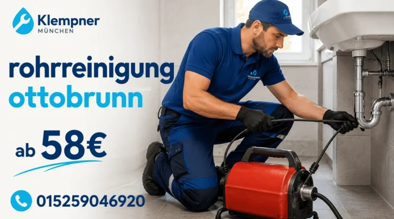 Professioneller Klempner bei der Rohrreinigung im Badezimmer.