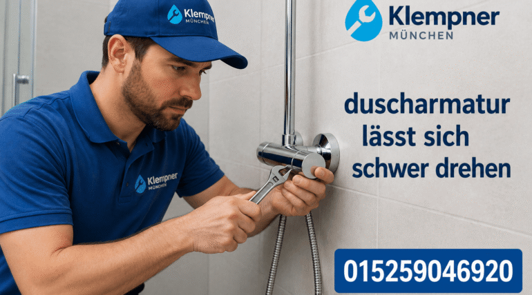 Installateur wartet moderne Duscharmatur im Badezimmer