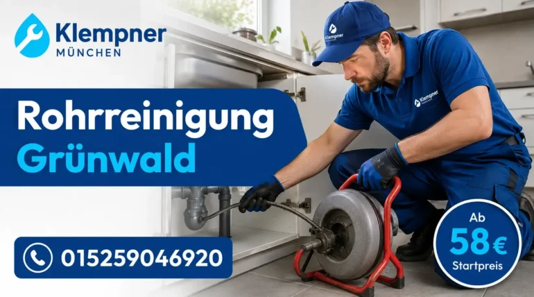 Professioneller Fachmann bei der Reinigung eines verstopften Abflussrohrs.