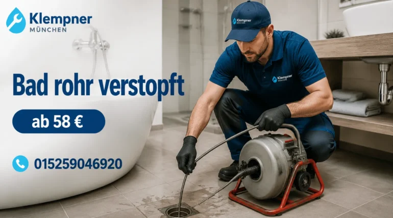 Fachmann bei der Rohrreinigung im Badezimmer mit professioneller Ausrüstung