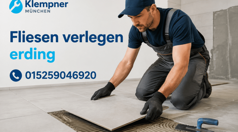 Fachmann beim professionellen Verlegen von Bodenfliesen im Innenbereich