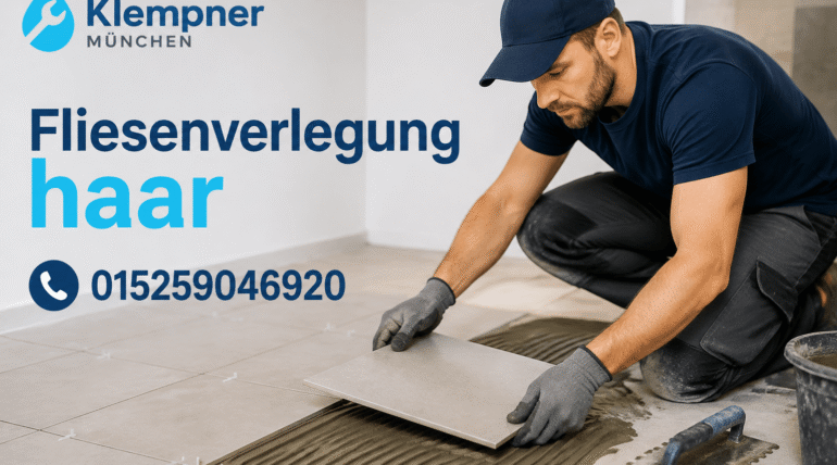 Fachkraft verlegt moderne Bodenfliesen in einem hellen Raum
