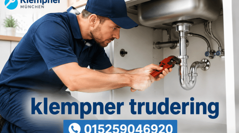 Fachmann bei der Reparatur von Rohrleitungen unter einer Spüle