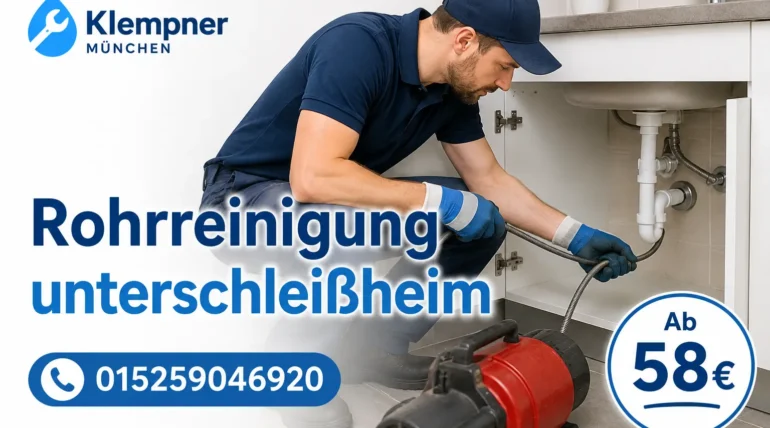 Klempner bei der professionellen Rohrreinigung unter einem Waschbecken.