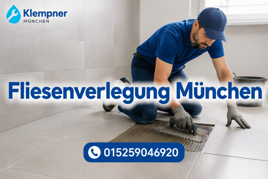Fachmann beim Verlegen von Bodenfliesen in einem modernen Badezimmer